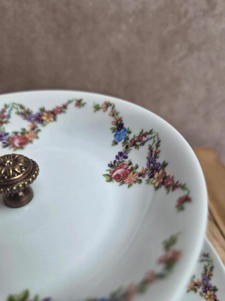 Présentoir à gâteaux 2 étages en porcelaine de Limoges – Décor floral