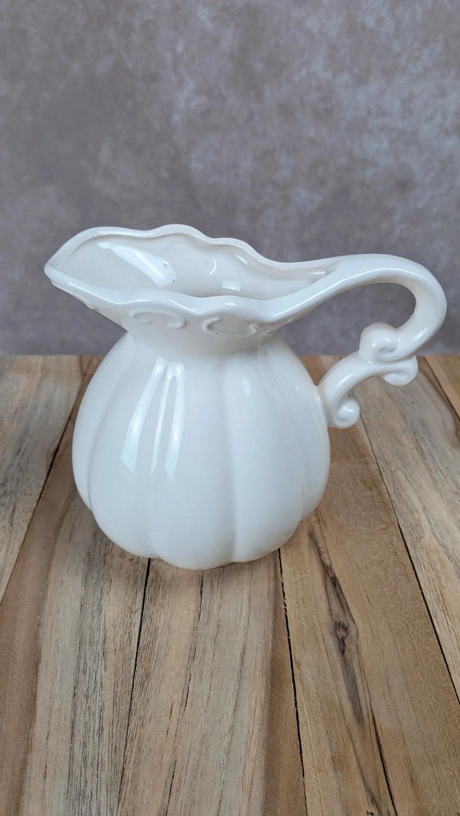 Petite carafe ancienne blanche relief style romantique