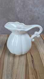 Petite carafe ancienne blanche relief style romantique