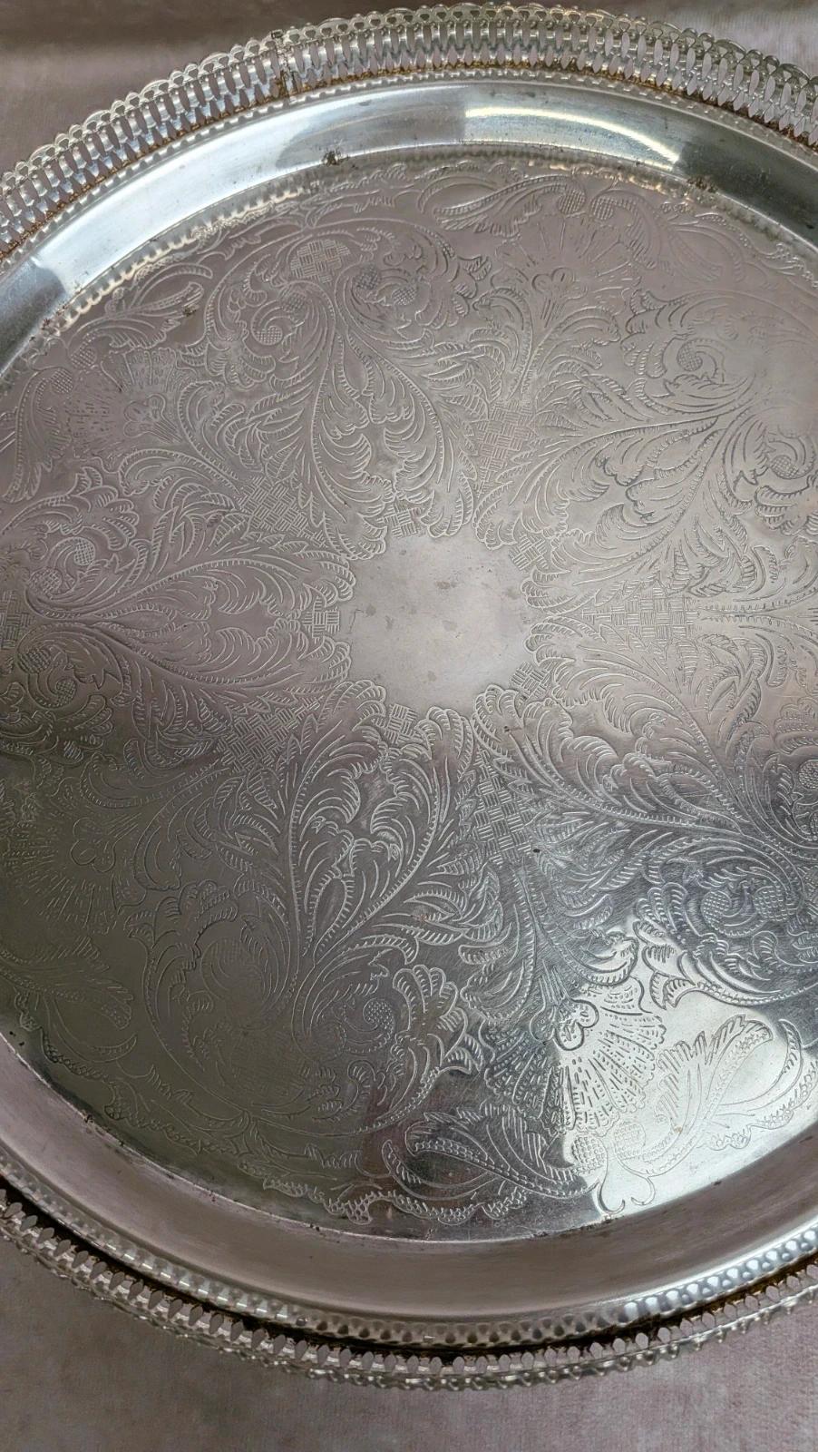 Plateau rond ancien en métal argenté sur pieds – décor gravé