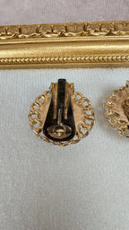 Boucles d’oreilles à clips dorées et perle vintage