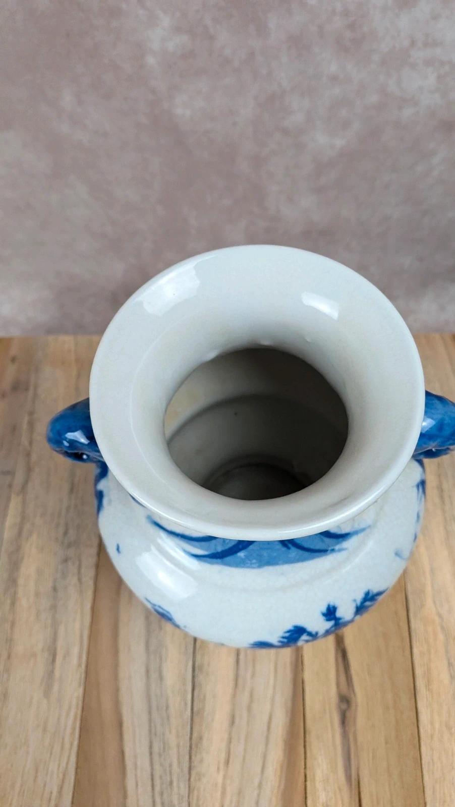 Vase chinois bleu et blanc anses sculptées décor paysage