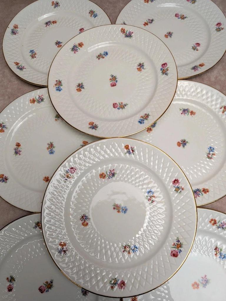 Lot de 10 petites assiettes en porcelaine fleurie et dorée vintage