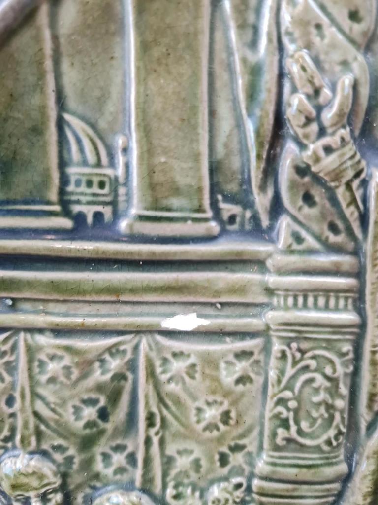 Assiette murale ancienne en céramique verte – scène historique en relief – Ø 25 cm