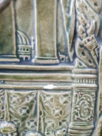 Assiette murale ancienne en céramique verte – scène historique en relief – Ø 25 cm