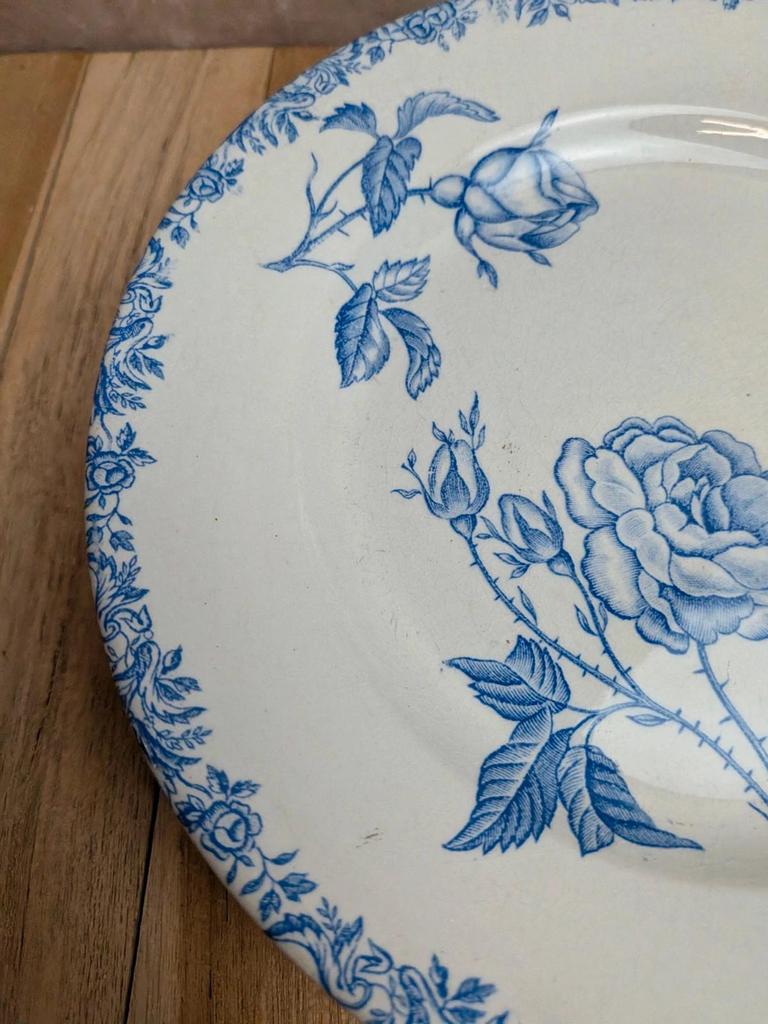 Compotier ancien en terre de fer – Décor de roses bleues – Sur piédouche