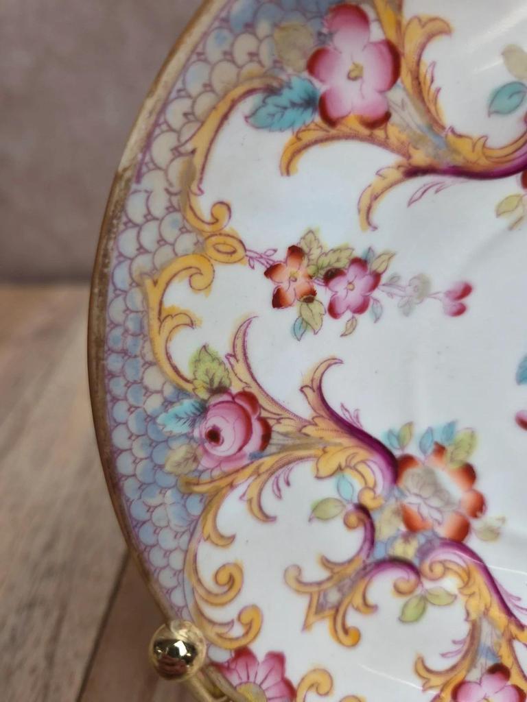 Sous-tasse ancienne décor rocaille fleuri – esprit romantique – porcelaine ancienne