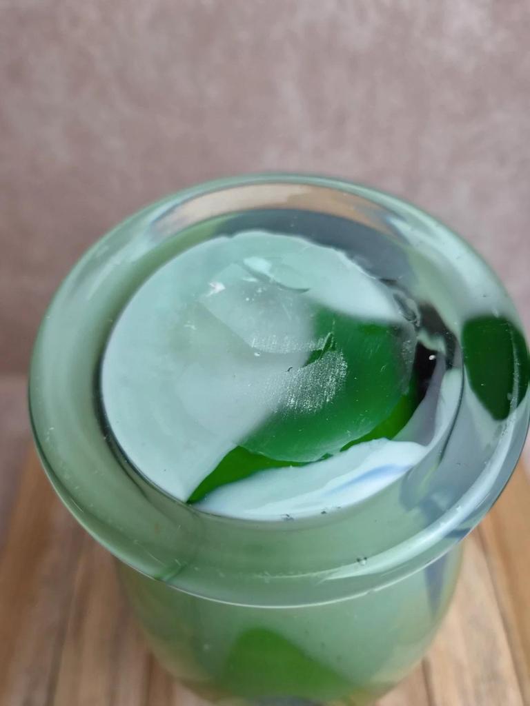 Vase en verre soufflé attribué à Murano vert bleu opalin
