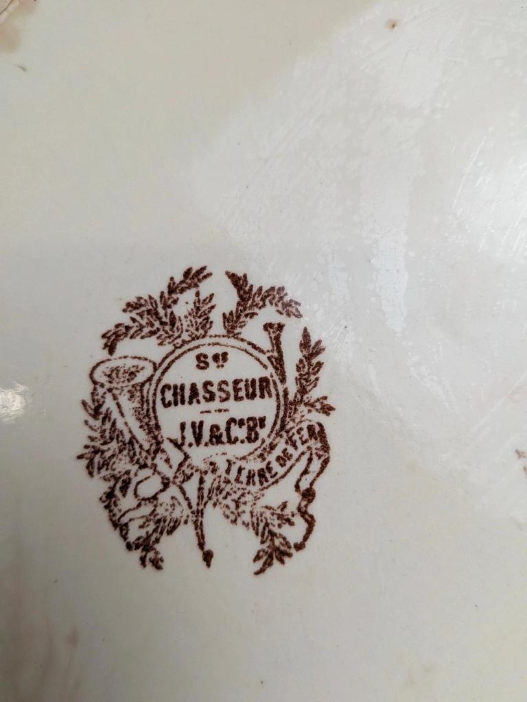 Plat ancien en terre de fer Jules Vieillard Bordeaux modèle Chasseur