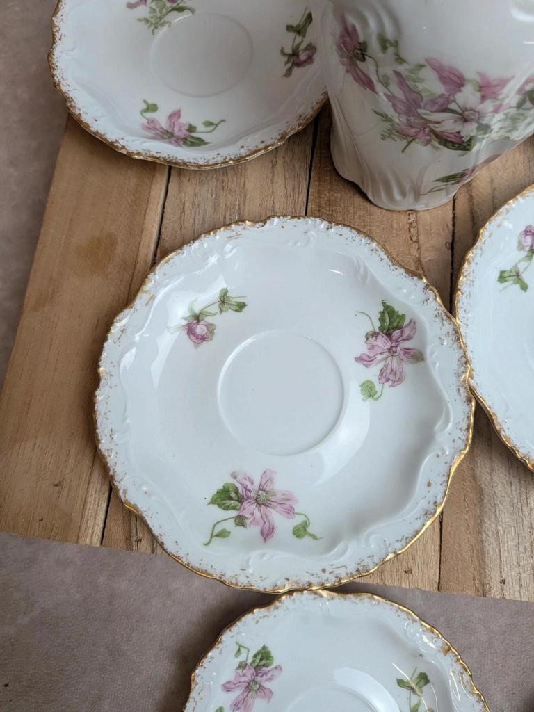 Service à thé ou café ancien en porcelaine fleurie – 19 pièces dorées