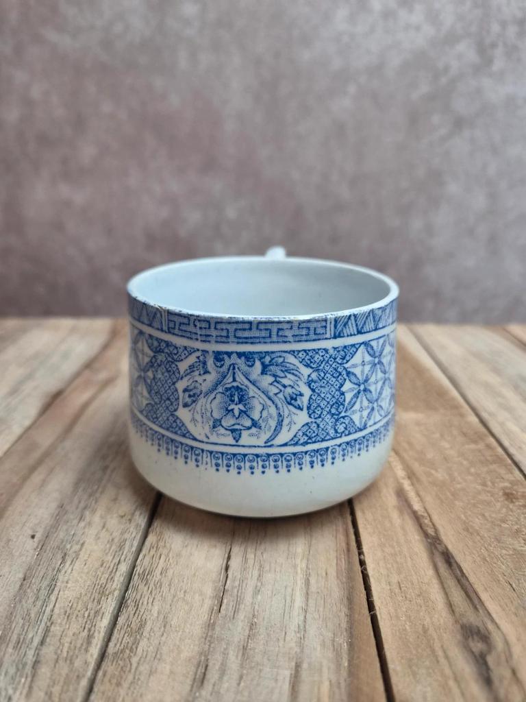 Ancienne tasse à café Terre de Fer bleue – attribuée au modèle Dentelle de Lunéville