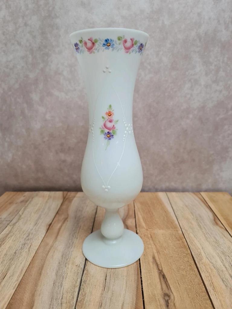 Vase opaline blanche décor main fleurs signé Mik – vintage 🌸