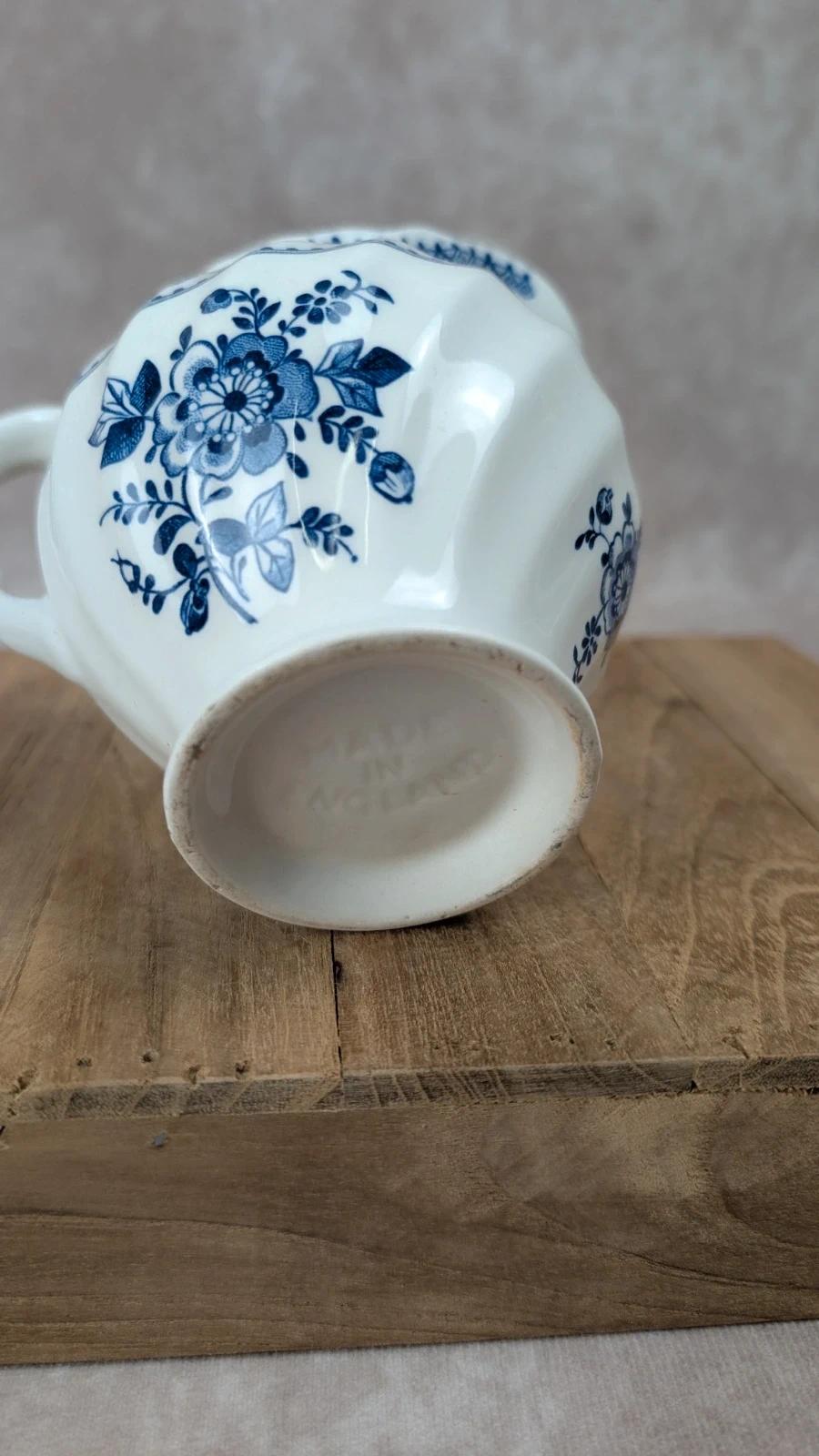 Petit pot verseur ancien anglais en faïence bleue – Made in England