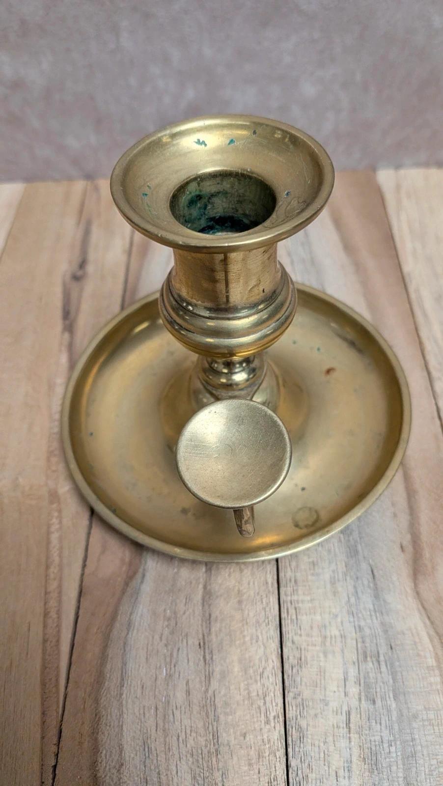 Bougeoir ancien en laiton avec poussoir