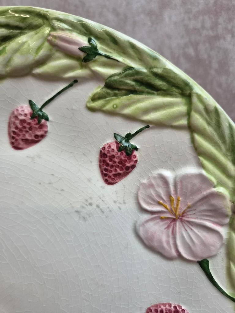 Assiette barbotine ancienne décor fraises et fleurs relief 🍓🌸