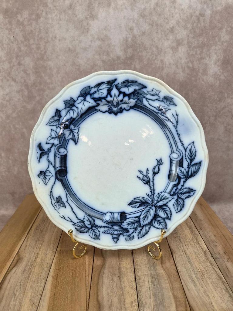 Assiette ancienne anglaise Bwm & Co – modèle Rose & Ivy – registre 1868 – décor bleu noir