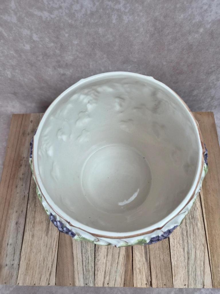 Cache-pot en faïence décor grappes de raisin et feuilles de vigne