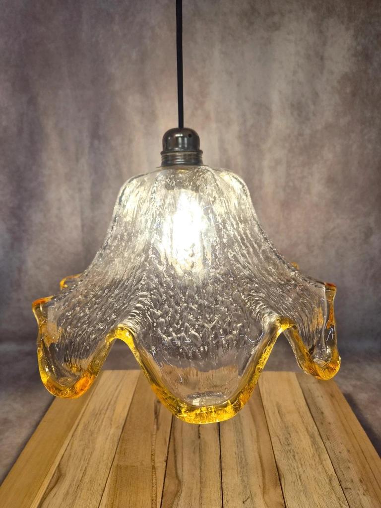 Suspension vintage en verre texturé attribuée à Murano – bord ambre – années 70