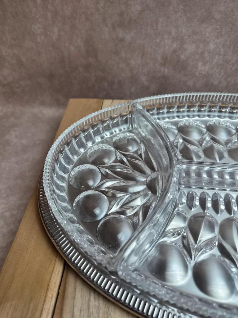 Plat apéritif compartimenté en verre sur plateau métal argenté vintage