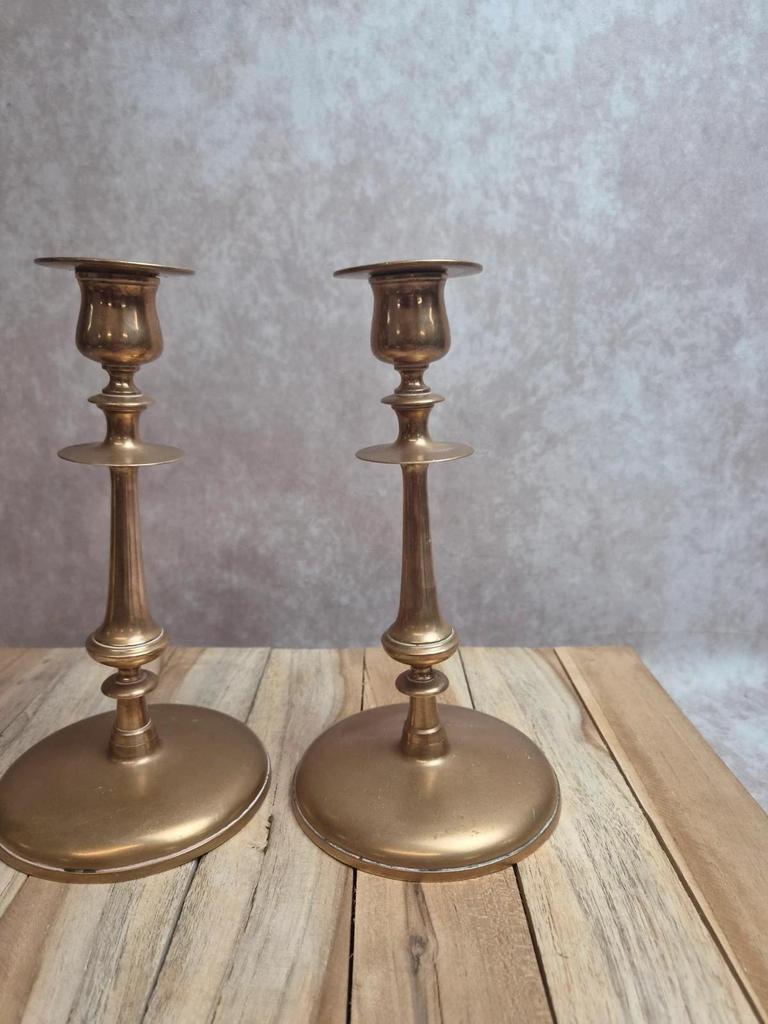 Paire de bougeoirs anciens en laiton lesté – style néoclassique