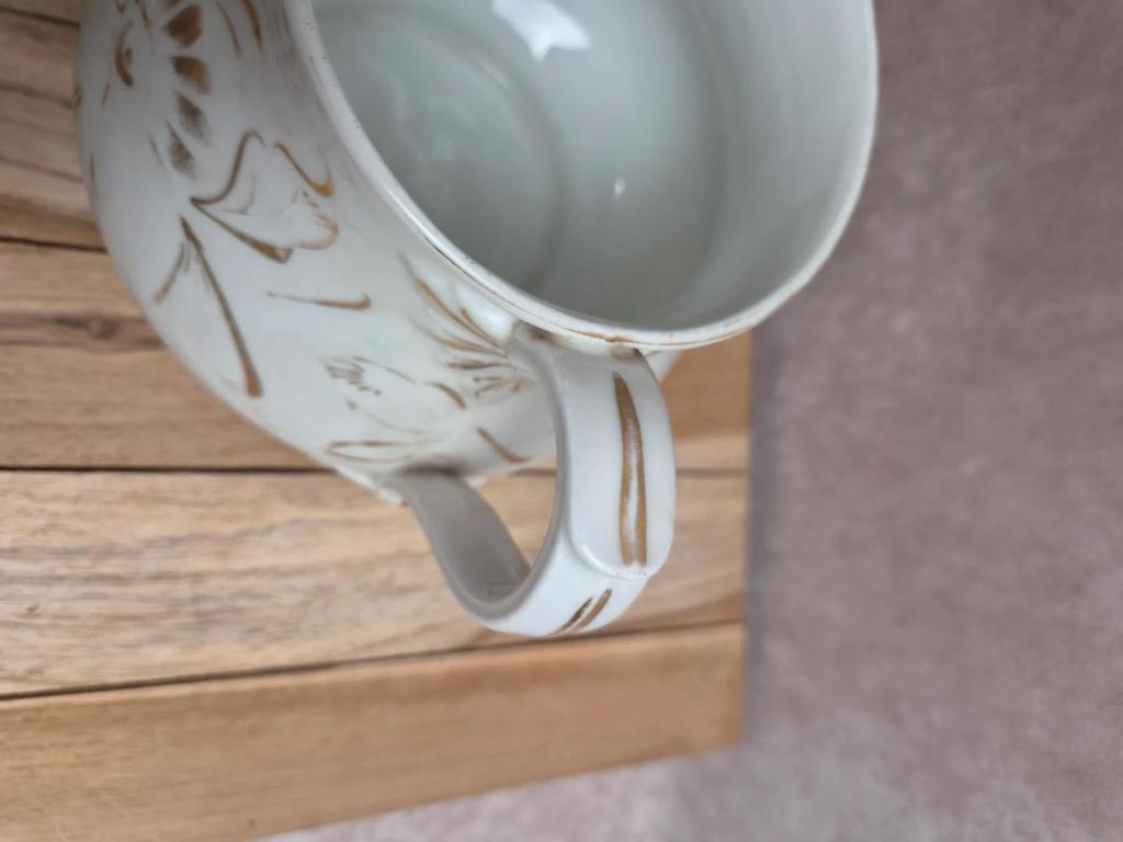 Ancien broc de toilette porcelaine de Paris Xixe décor doré