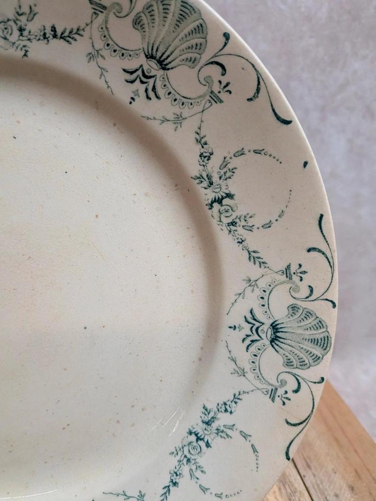 Assiette plate en terre de fer Lunéville – Modèle Guirlande – Ancienne