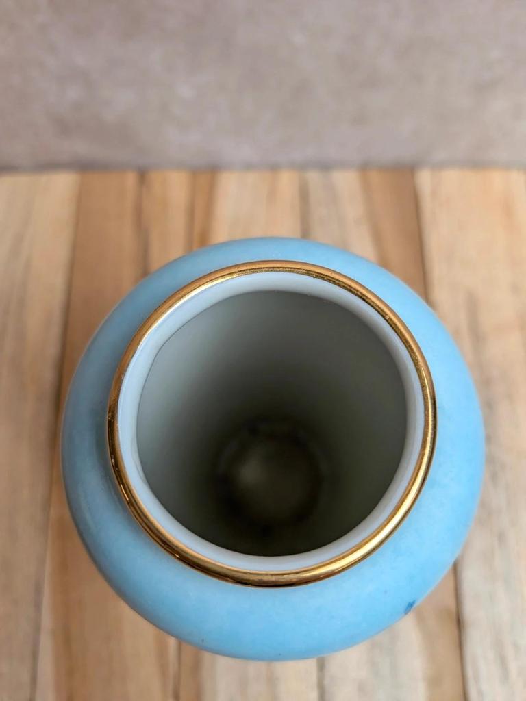 Vase vintage en porcelaine de Limoges – Bleu ciel, décor floral polychrome et dorures