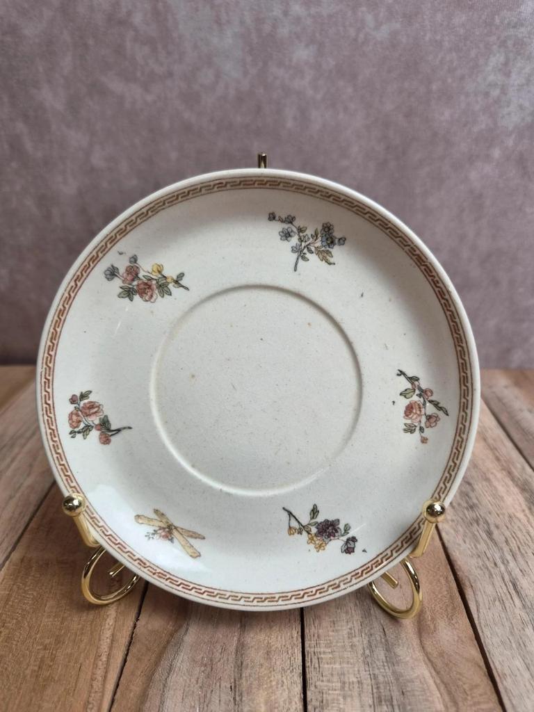 Soucoupe ancienne Sarreguemines – modèle Amour et Attributs – décor floral