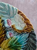 Assiette ancienne en barbotine – Décor de fraises et feuillage en relief
