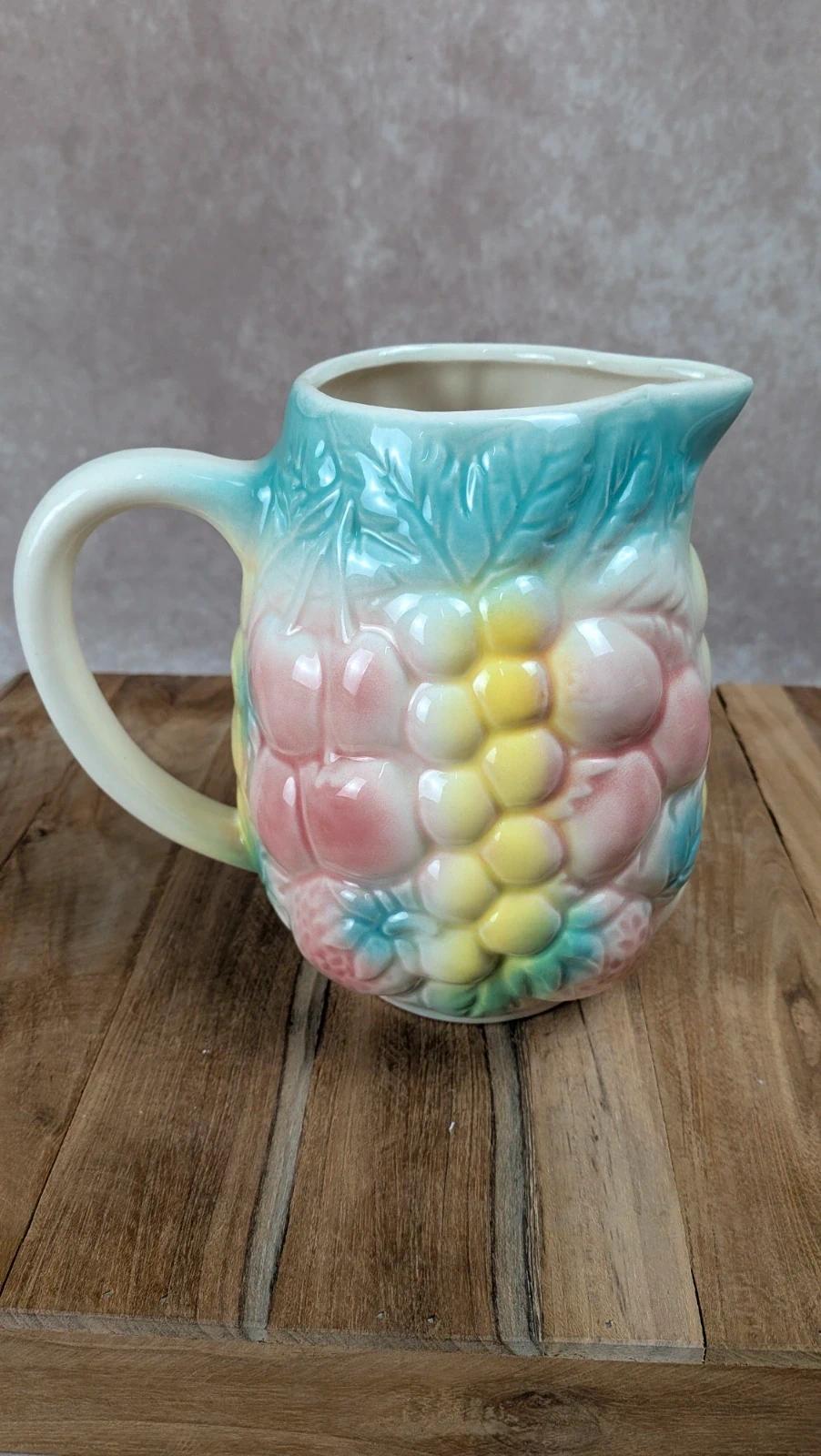 Pichet ancien en barbotine multicolore