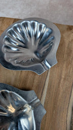 Lot de 4 coupelles anciennes en inox – forme coquille saint jacques