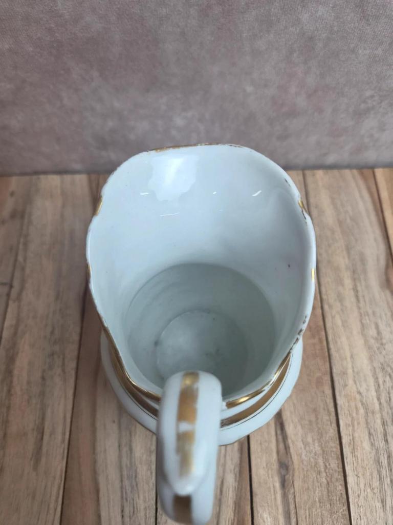 Petit pichet / pot à lait en porcelaine de Paris Xixe – décor doré