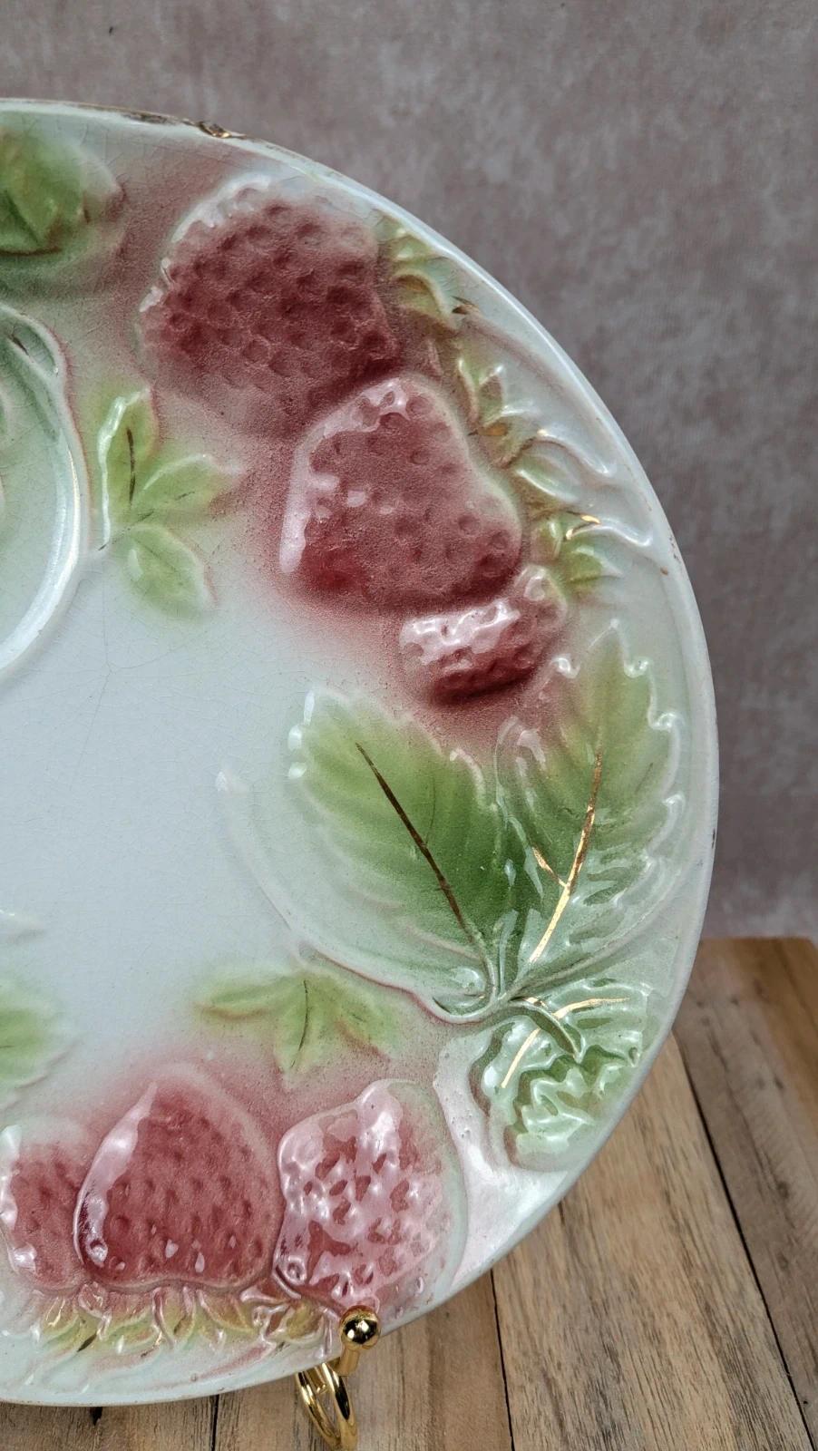 Assiette barbotine motif fraises