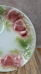 Assiette barbotine motif fraises