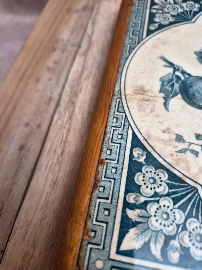 Dessous de plat ancien en carreau de Gien décor oiseaux bleu – contour bois