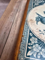 Dessous de plat ancien en carreau de Gien décor oiseaux bleu – contour bois