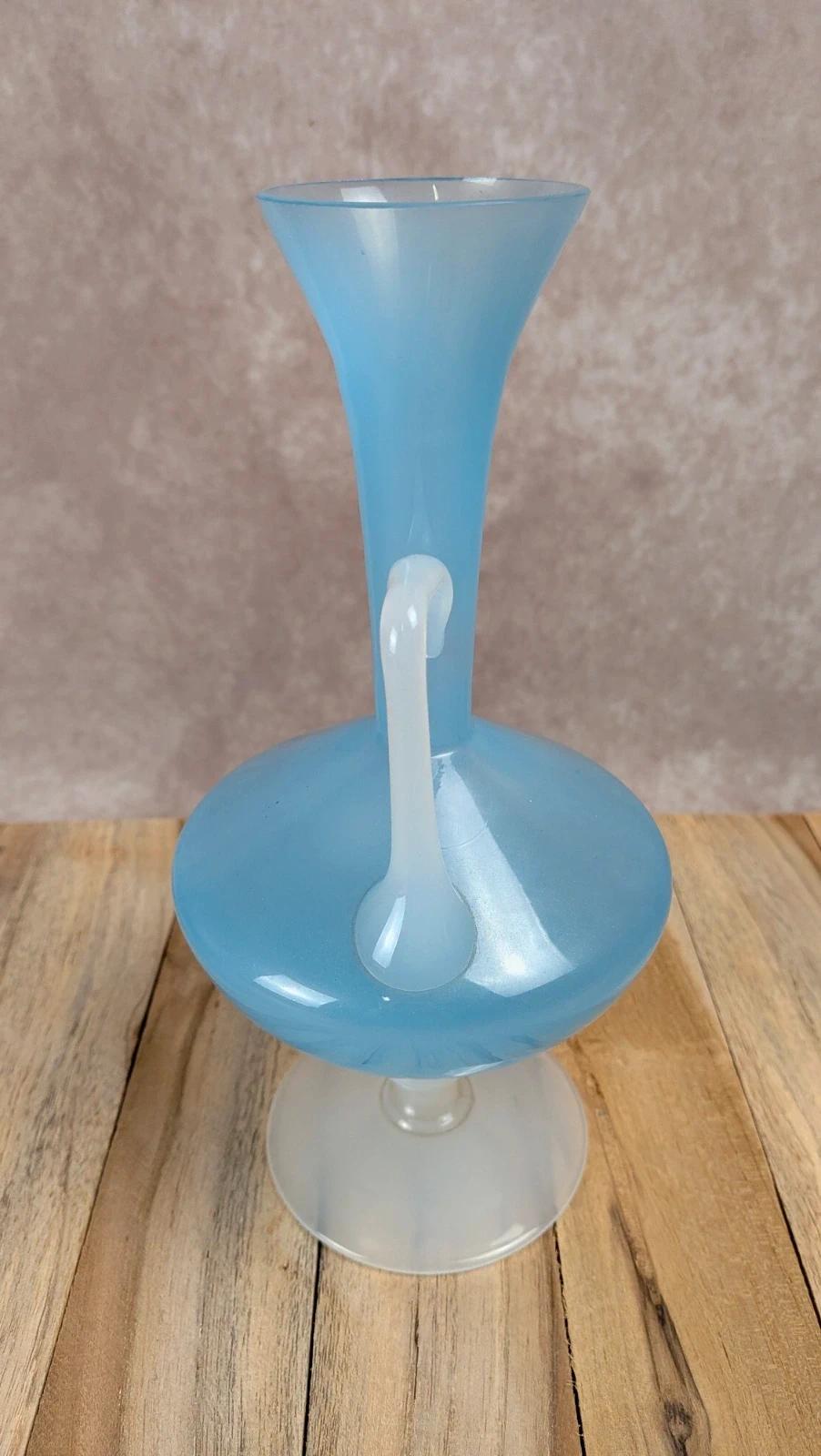Vase en opaline bleue sur pied – vintage