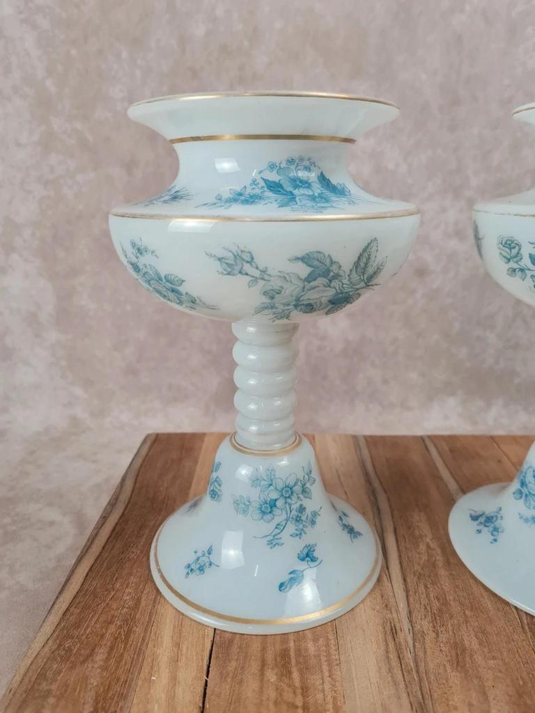 Jolie paire de vases sur pied en opaline blanche – décor bleu ancien