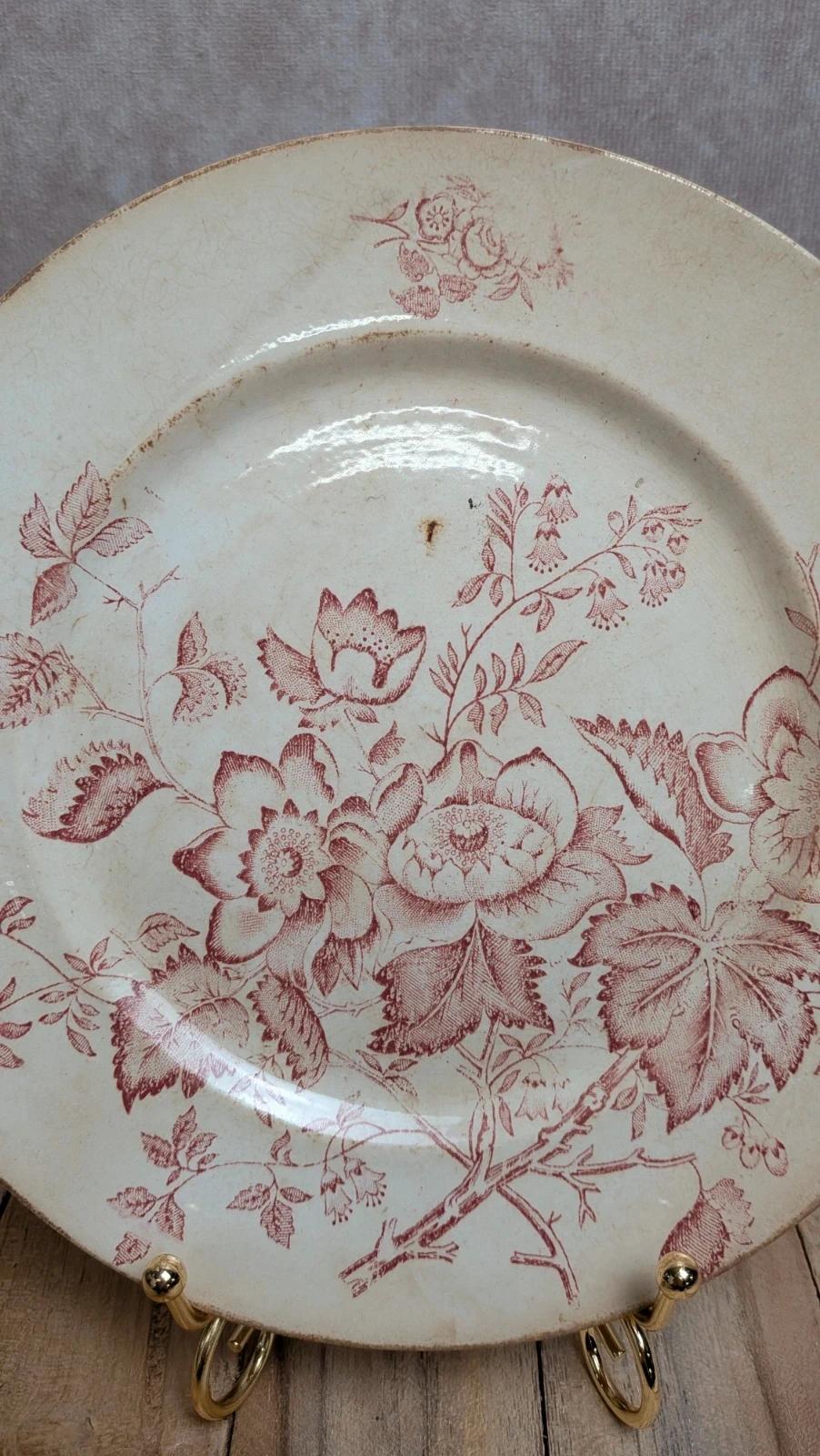 Assiette ancienne Terre de Fer décor floral rouge