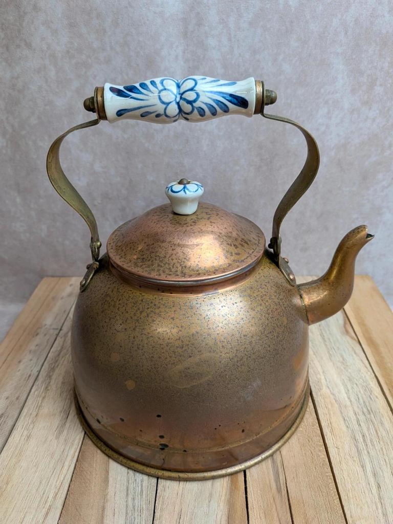 Bouilloire vintage en cuivre et porcelaine – Portugal
