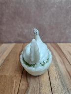 Petite poule couveuse en opaline blanche peinte ancienne