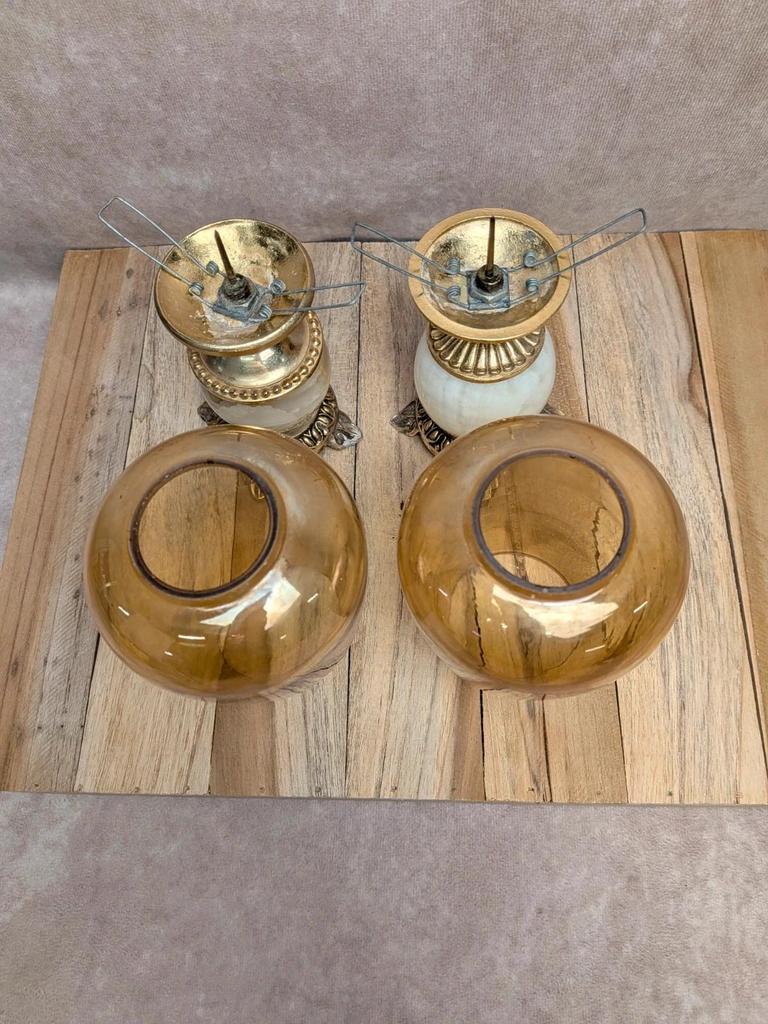 Paire de bougeoirs vintage onyx et laiton avec globes en verre ambré