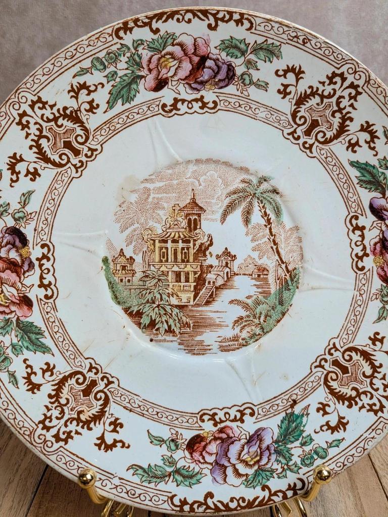 Assiette plate ancienne en terre de fer Longwy – Modèle Cyprus polychrome