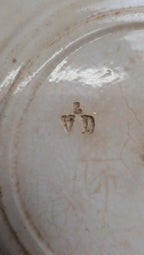 Assiette ancienne Terre de Fer décor floral rouge