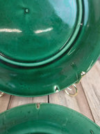 Lot de 2 assiettes à dessert en barbotine verte décor vigne