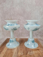 Jolie paire de vases sur pied en opaline blanche – décor bleu ancien