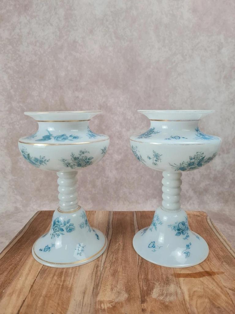 Jolie paire de vases sur pied en opaline blanche – décor bleu ancien