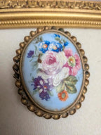 Broche ancienne porcelaine Limoges Ribes – décor floral peint main – monture dorée