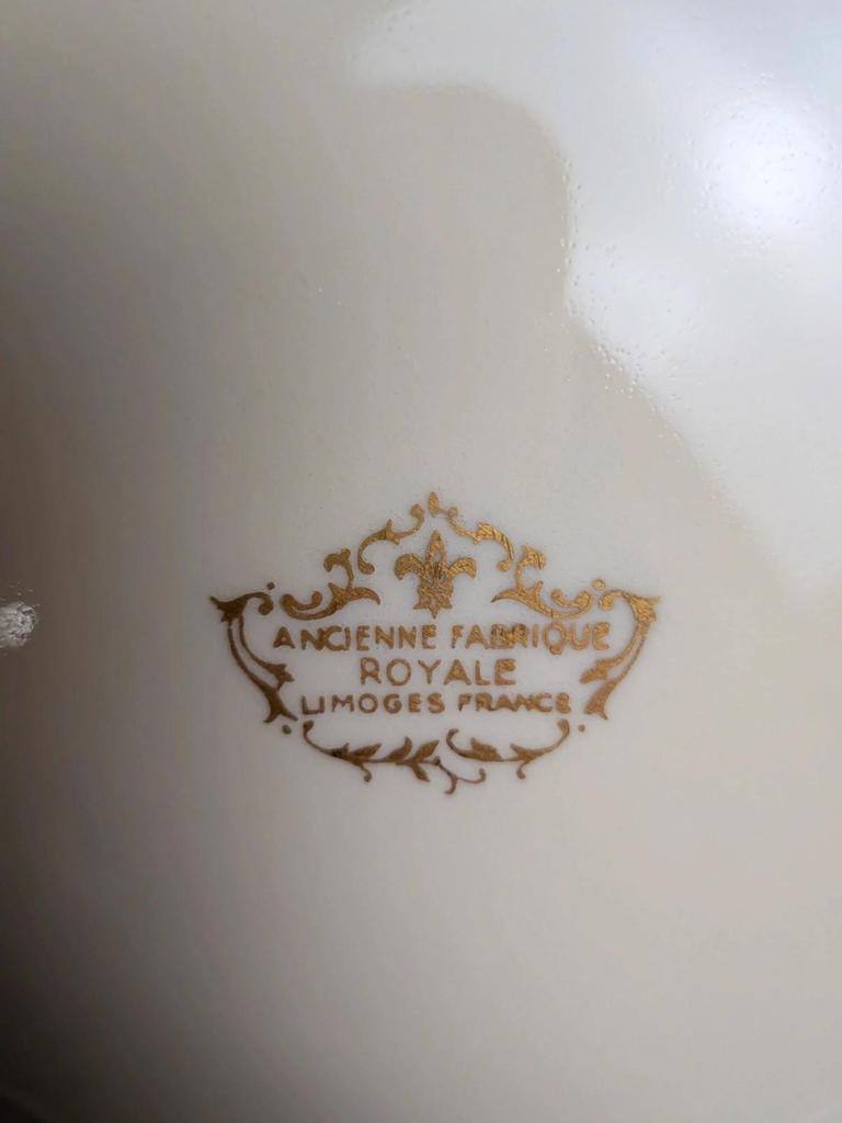 Lot de 2 assiettes anciennes en porcelaine de Limoges – Frises dorées
