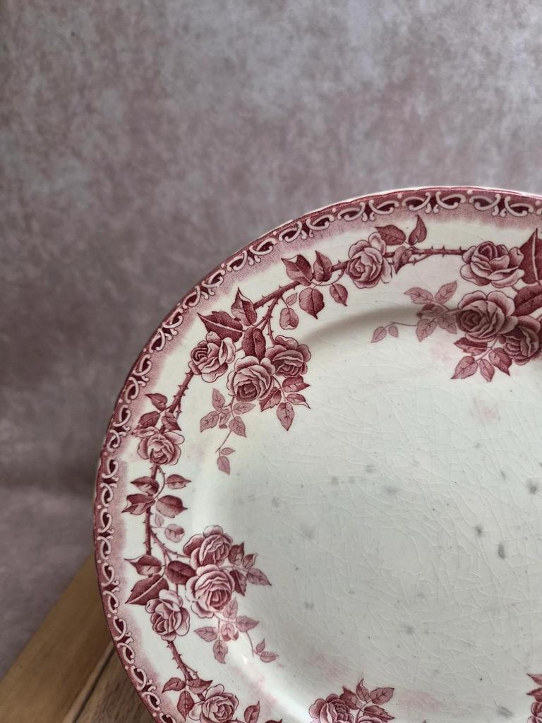 Assiette plate terre de fer H. Boulenger Choisy-le-roi modèle Paris – roses bordeaux
